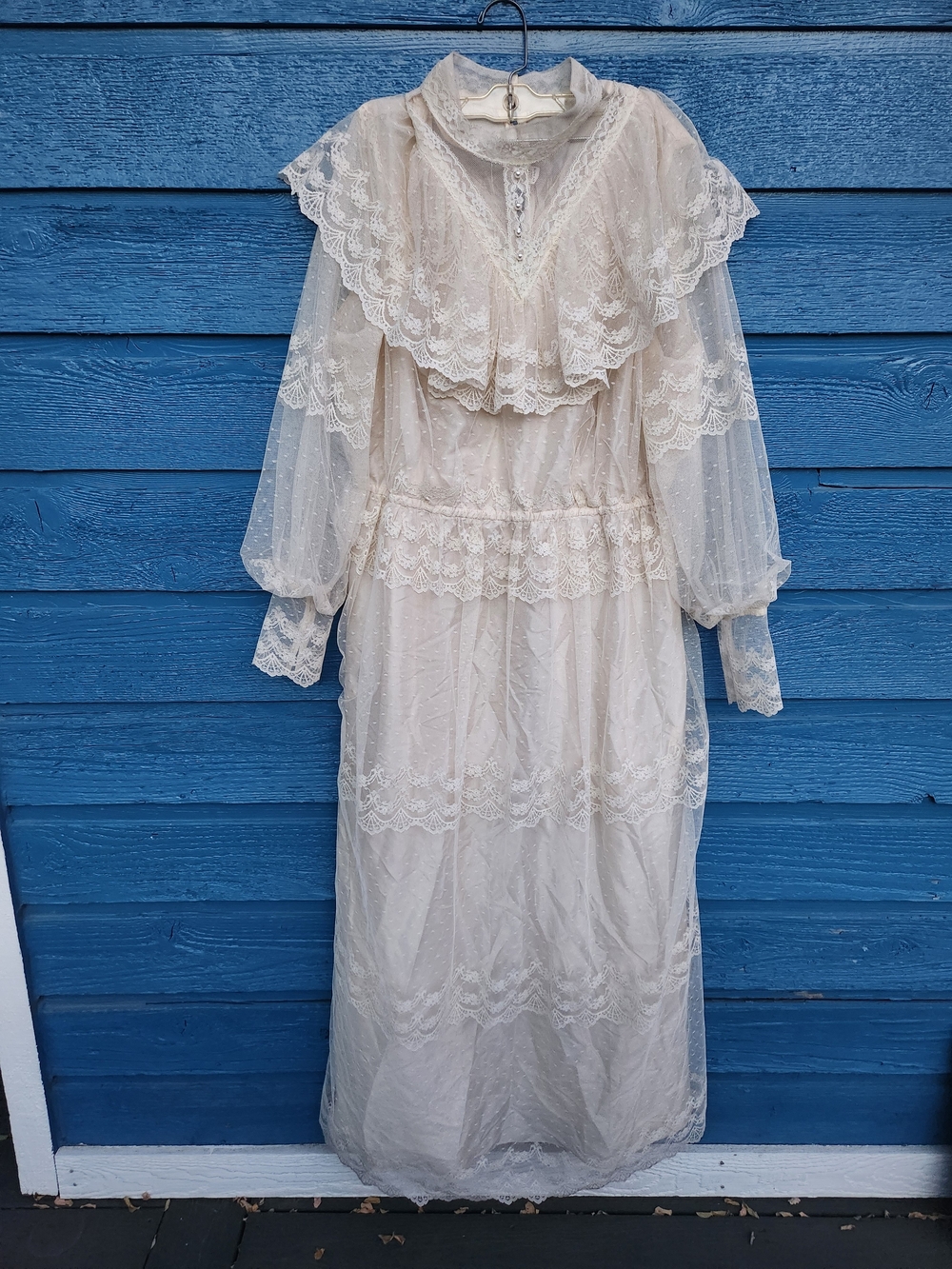 Stunning, authentic late 1970s / early 1980s Alfred Angelo romantic prairie wedd